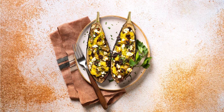 Aubergines gevuld met couscous, rozijnen en feta
